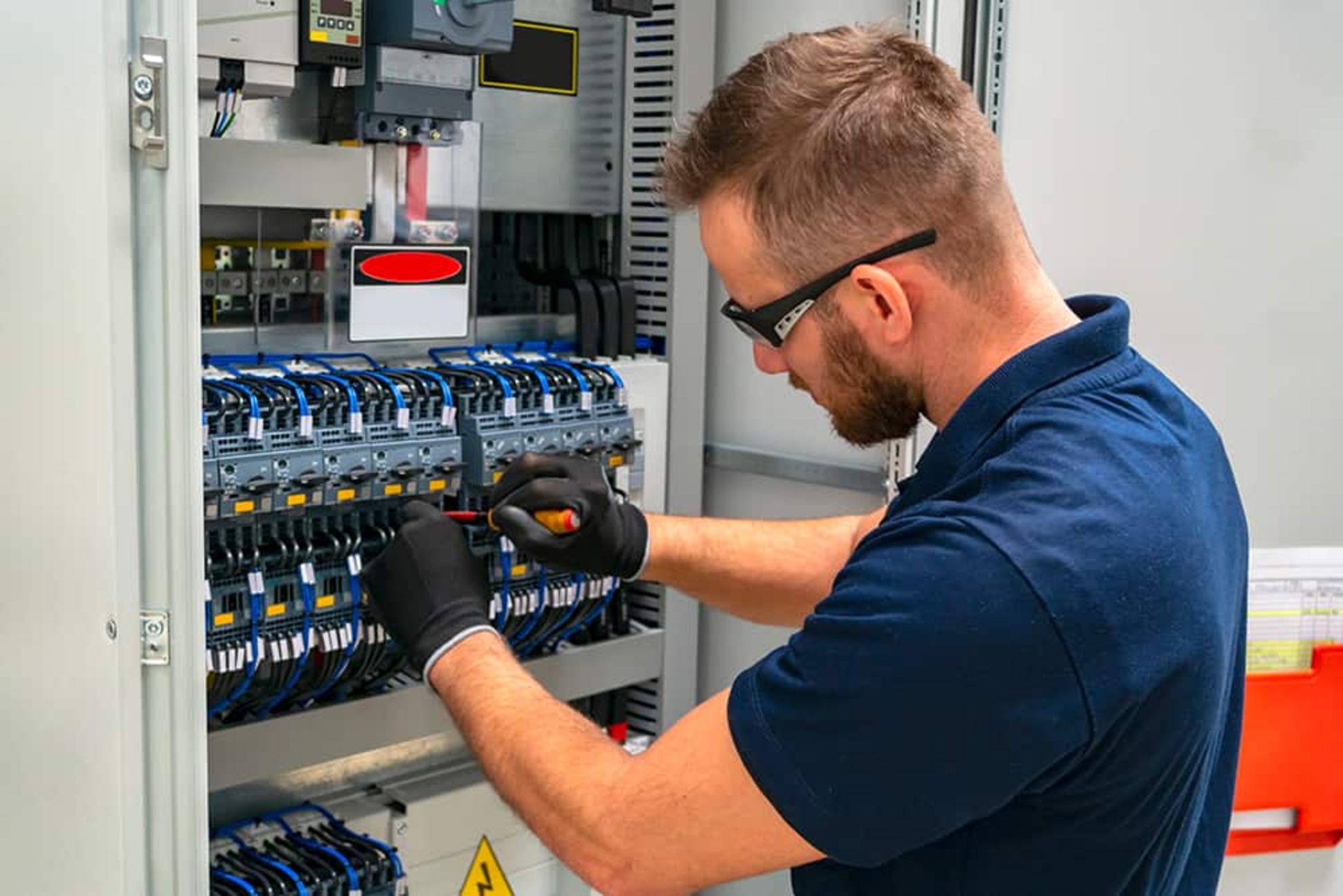 Elektroniker für Energie- und Gebäudetechnik (m/w/d) bei Muster Elektro in Musterstadt